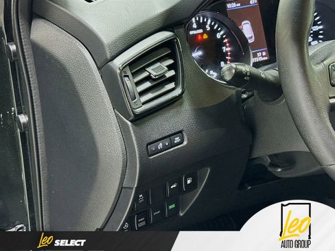 Used 2018 Nissan Rogue SV w/ Sun & Sound Touring Package AWD/4WD image 10