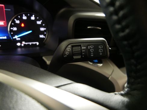 Used 2023 Ford Explorer XLT AWD/4WD image 31