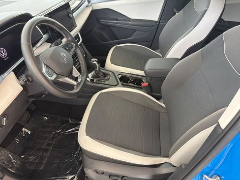 Certified 2025 Volkswagen Taos SE FWD image 5