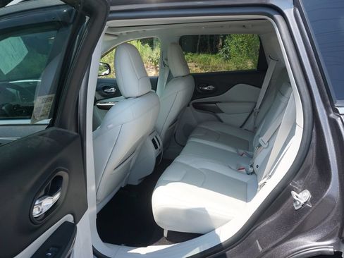 Used 2019 Jeep Cherokee Limited w/ Technology Group FWD image 15