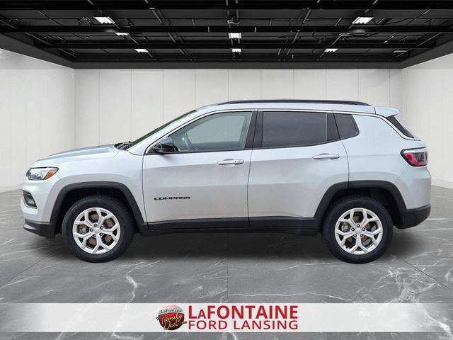 Used 2024 Jeep Compass Latitude AWD/4WD image 2