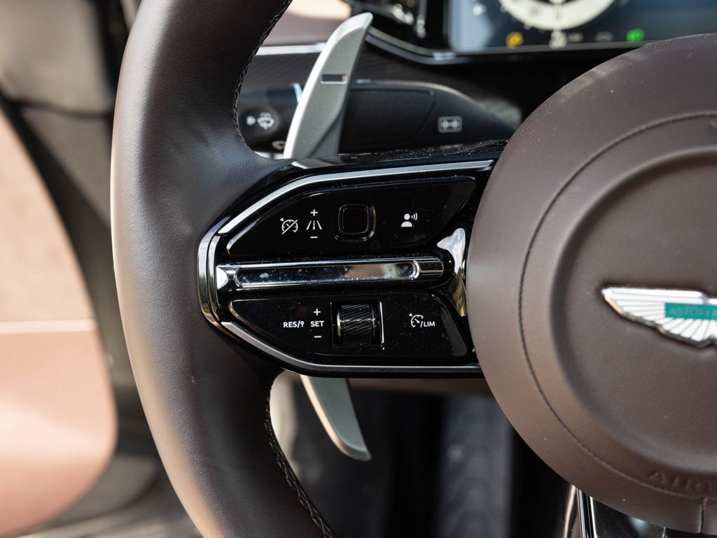 Used 2025 Aston Martin V8 Vantage Coupe RWD image 34