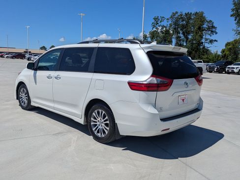 Used 2020 Toyota Sienna XLE w/ XLE Navigation Package FWD image 3