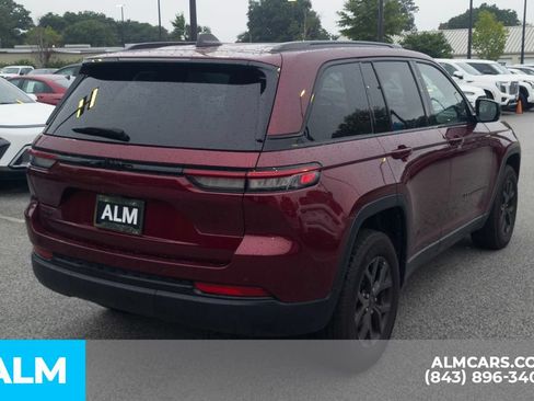Used 2025 Jeep Grand Cherokee Altitude AWD/4WD image 5
