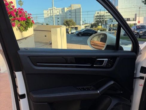 Used 2019 Porsche Cayenne w/ Premium Package image 29