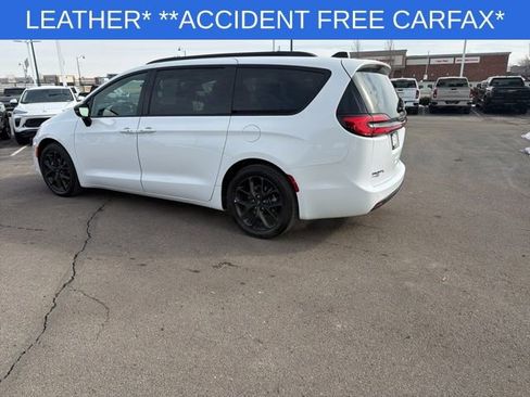 Used 2025 Chrysler Pacifica Limited FWD image 8