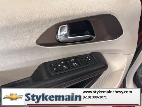 Used 2019 Chrysler Pacifica Touring-L image 38