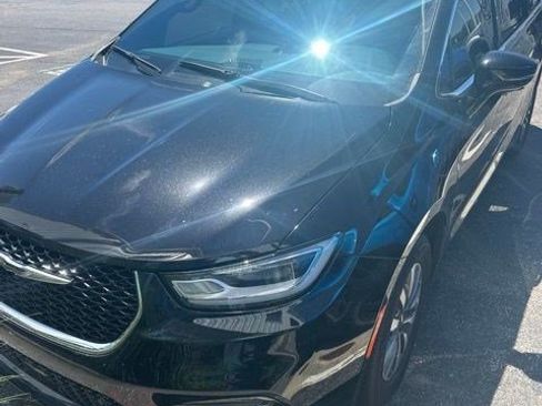Used 2025 Chrysler Pacifica Select FWD image 1
