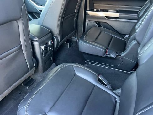 Used 2022 Ford Explorer XLT w/ Equipment Group 202A AWD/4WD image 4