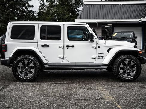 Used 2018 Jeep Wrangler Unlimited Sahara w/ Uconnect 4C Nav & Sound Group AWD/4WD image 14