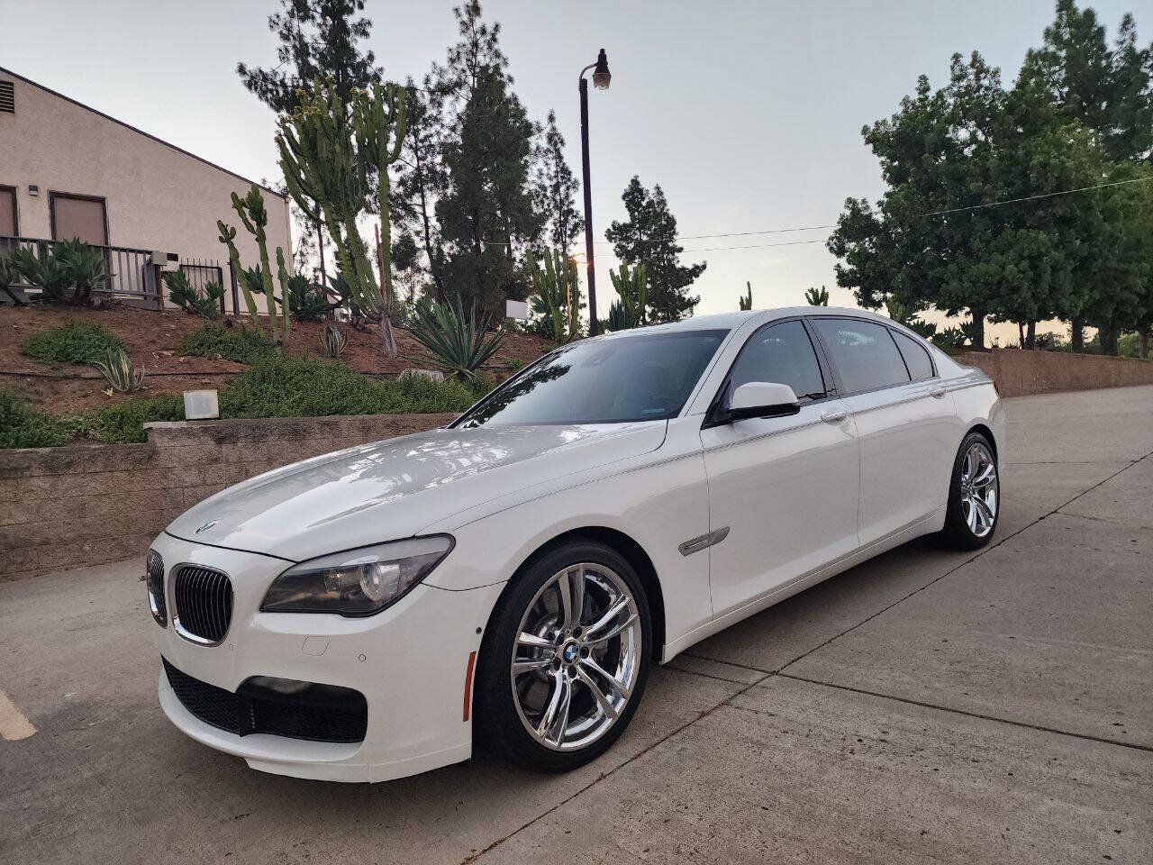 Used 2012 BMW 750Li w/ Driver Assistance Pkg RWD image 10