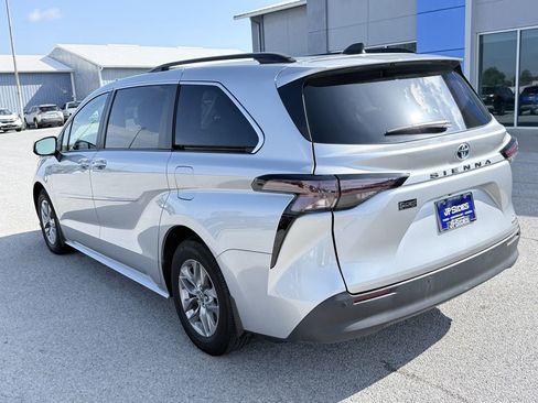 Used 2024 Toyota Sienna XLE FWD image 5