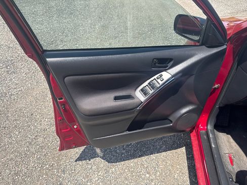 Used 2004 Pontiac Vibe w/ Moon And Tunes Value Package FWD image 29
