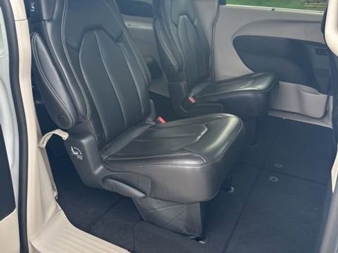 Used 2023 Chrysler Pacifica Touring-L FWD image 45