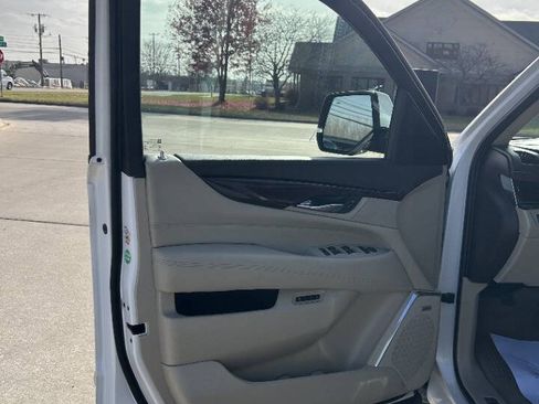 Used 2016 Cadillac Escalade ESV Luxury image 38