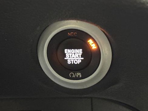 Used 2023 Chrysler Pacifica Limited w/ Uconnect Theater Family Group image 24