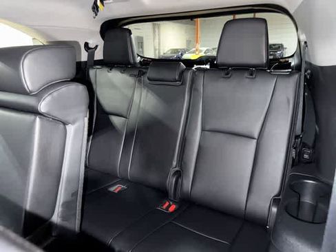 Used 2023 Toyota Highlander XLE AWD/4WD image 18