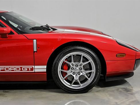 Used 2005 Ford GT RWD image 16