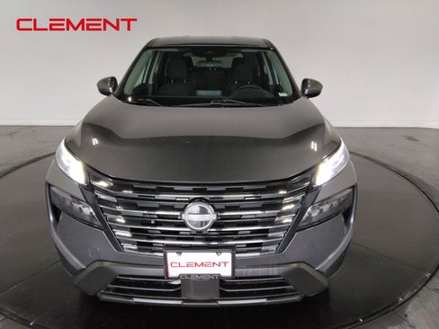 Used 2024 Nissan Rogue SV image 3