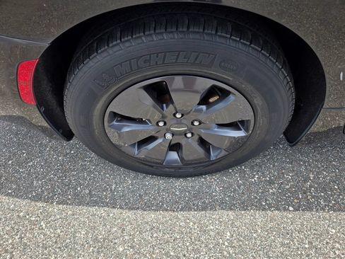 Used 2019 Chrysler Pacifica Limited w/ Advanced Safetytec Group FWD image 12