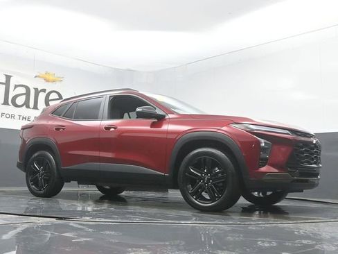 Used 2024 Chevrolet Trax ACTIV w/ Driver Confidence Package image 2