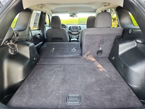 Used 2019 Jeep Cherokee Latitude w/ Popular Appearance Group FWD image 29