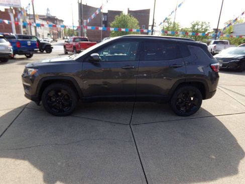Used 2019 Jeep Compass Latitude AWD/4WD image 2