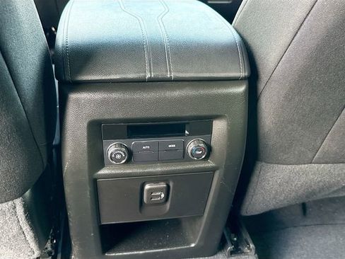 Used 2023 Chevrolet Traverse LT image 24