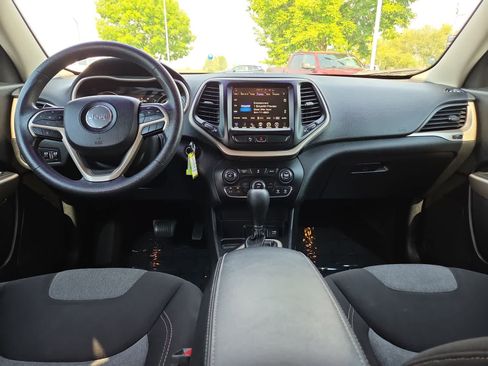 Used 2018 Jeep Cherokee Latitude FWD image 18