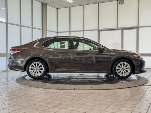 Used 2018 Toyota Camry LE image 9