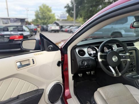 Used 2010 Ford Mustang Premium RWD image 9