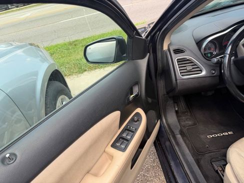 Used 2012 Dodge Avenger SXT FWD image 12