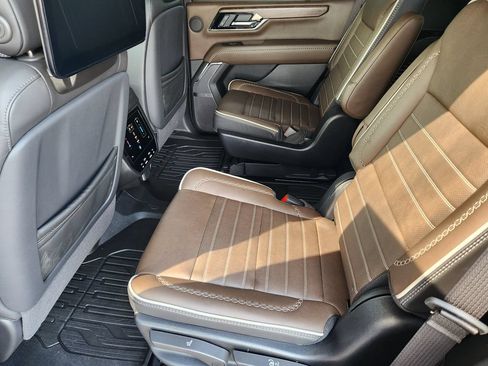 Certified 2025 GMC Yukon Denali Ultimate w/ LPO, Floor Liner Package AWD/4WD image 30