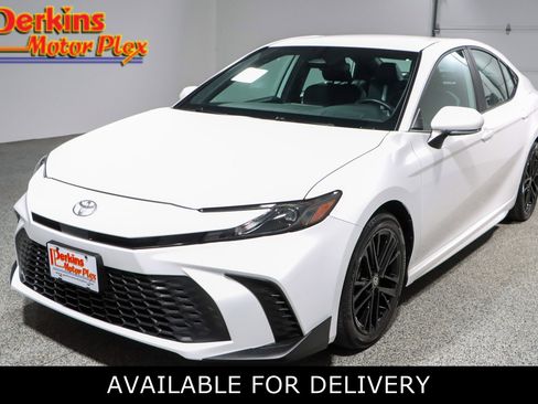 Used 2025 Toyota Camry SE FWD image 1