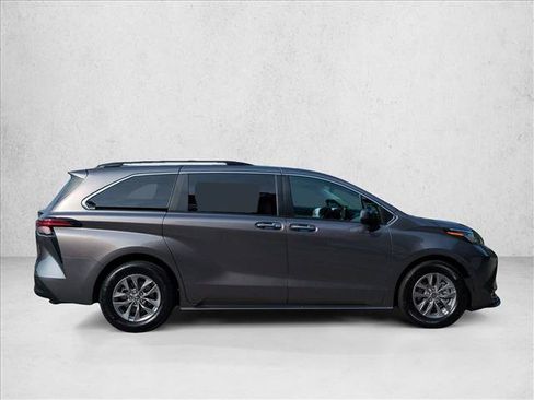 Used 2022 Toyota Sienna XLE w/ XLE Plus Package FWD image 4