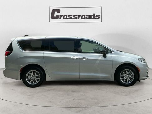 Used 2024 Chrysler Pacifica Touring-L FWD image 6
