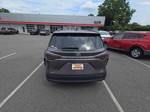 Used 2024 Toyota Sienna XLE w/ XLE Plus Package AWD/4WD image 4