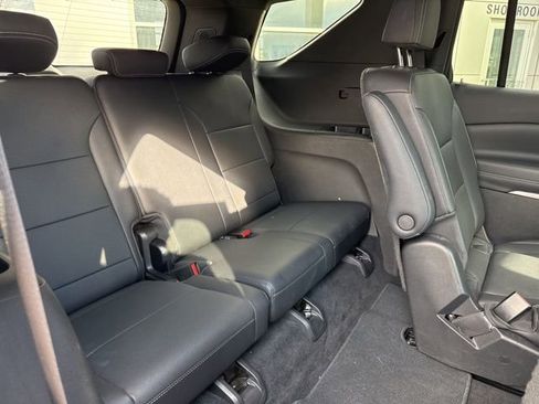 Used 2025 Chevrolet Traverse LT image 34