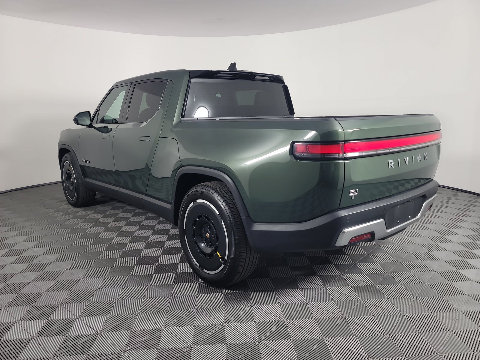 Used 2025 Rivian R1T Adventure Dual AWD/4WD image 3
