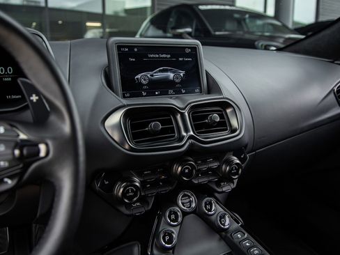 Used 2022 Aston Martin V8 Vantage Coupe RWD image 36