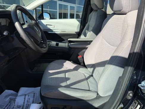 Used 2025 Toyota Sienna LE w/ LE Plus Package image 17
