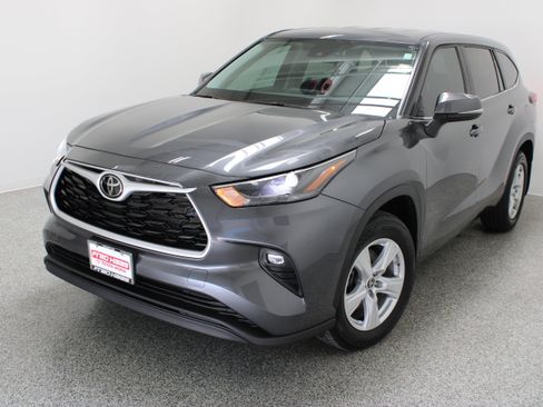 Used 2025 Toyota Highlander LE AWD/4WD image 2