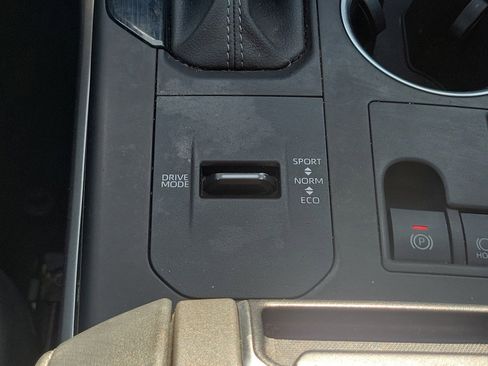 Used 2024 Toyota Highlander XLE AWD/4WD image 36