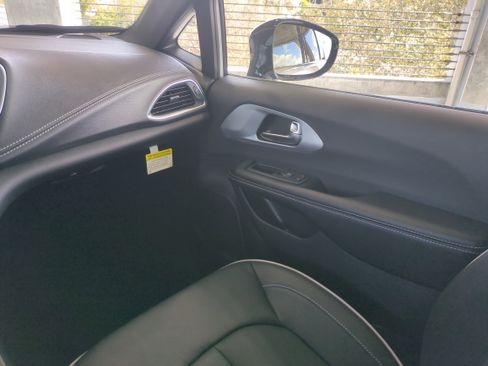 New 2026 Chrysler Pacifica Limited image 18