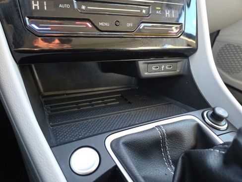 Used 2025 Volkswagen Jetta SE image 16