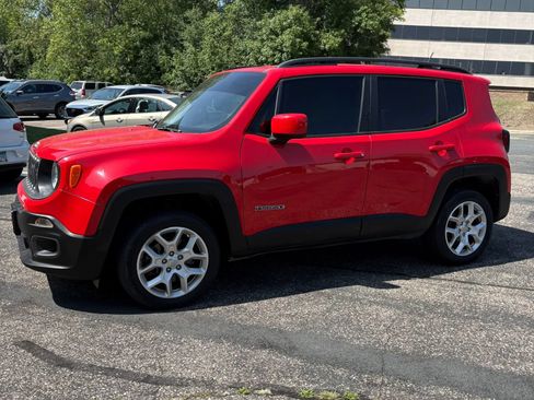 Used 2017 Jeep Renegade Latitude w/ Popular Equipment Group AWD/4WD image 32