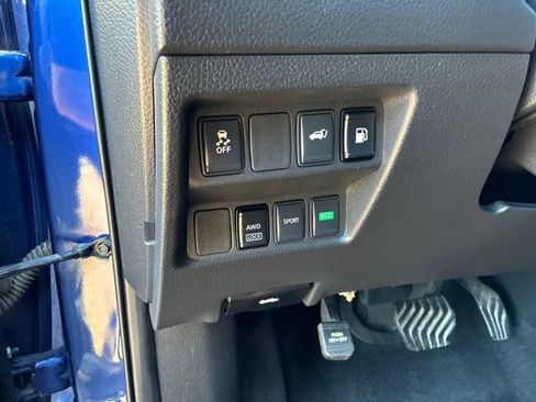 Used 2018 Nissan Rogue SV AWD/4WD image 17
