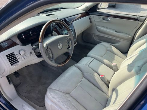 Used 2009 Cadillac DTS w/ Sun And Sound Package FWD image 8
