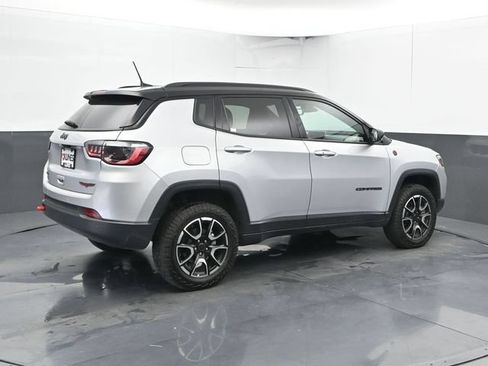 Used 2025 Jeep Compass Trailhawk AWD/4WD image 2