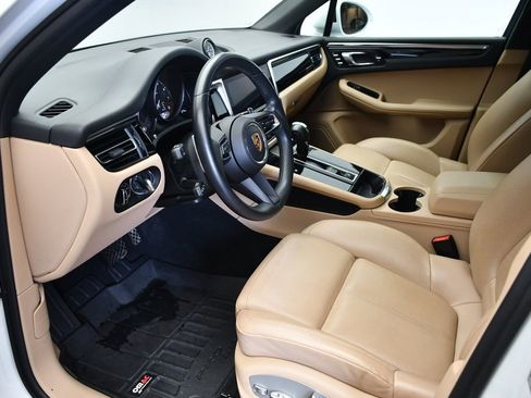 Certified 2023 Porsche Macan AWD/4WD image 5